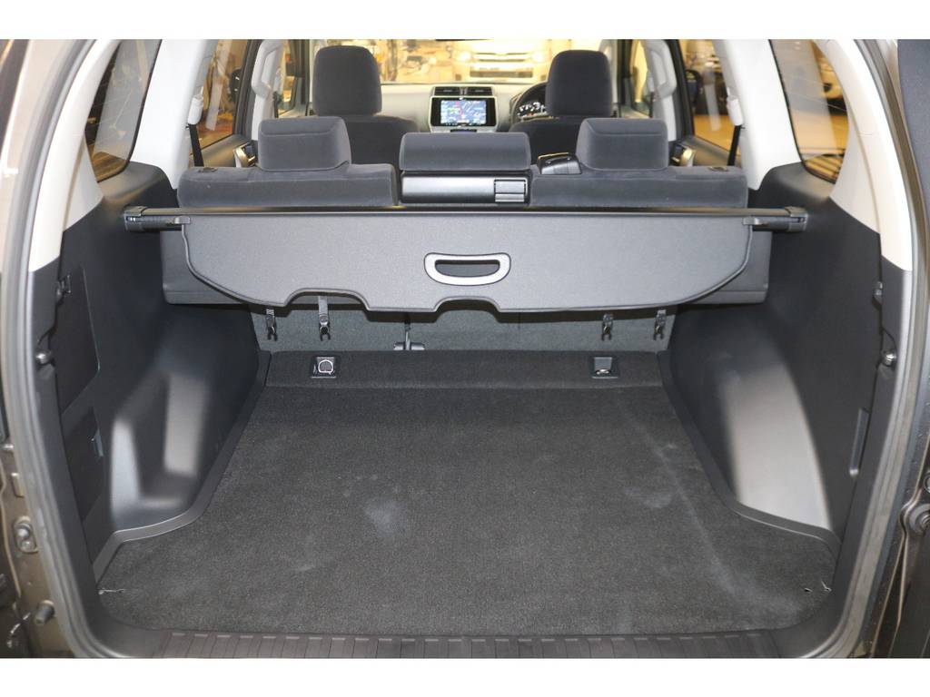 ラゲッジルームは広々と荷物が沢山積めます♪キャンプや家族旅行にはもってこいですね♪