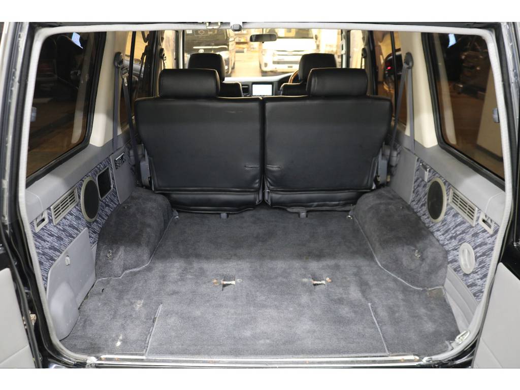 ラゲッジルームは広々と荷物が沢山積めます♪