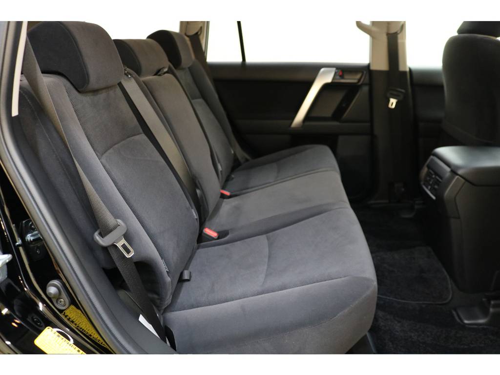 後部座席は大人の方でもゆったりとお座りいただけます♪