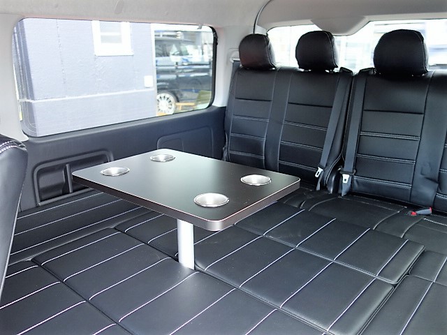 車中泊も可能な専用ベットマット装備済み！専用テーブルは簡単に取り外し可能！