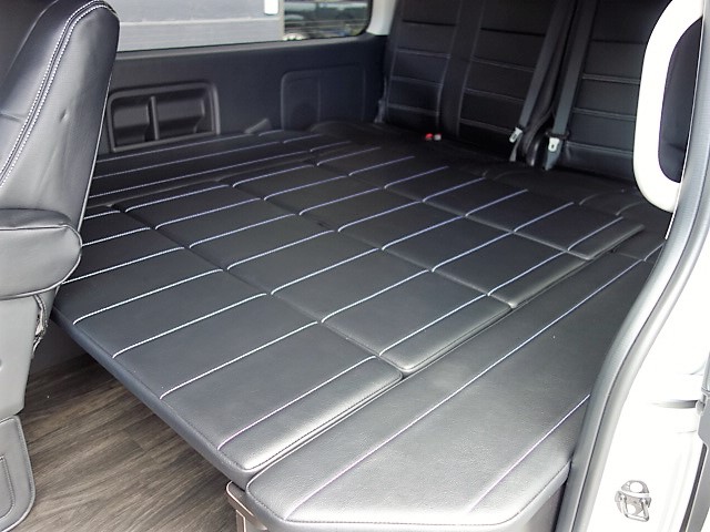 専用テーブルを外せばご家族でも就寝可能なベットスペースが出現！車中泊にぴったりな一台です！