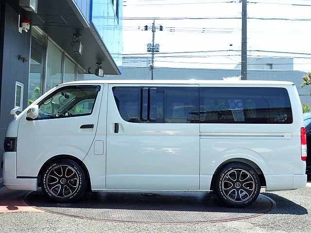 ローダウン済み車両となります。
