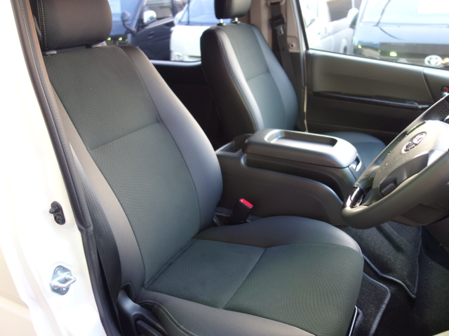 特別仕様車専用装備のハーフレザーシートは通気性が良く座り心地も良いです！
