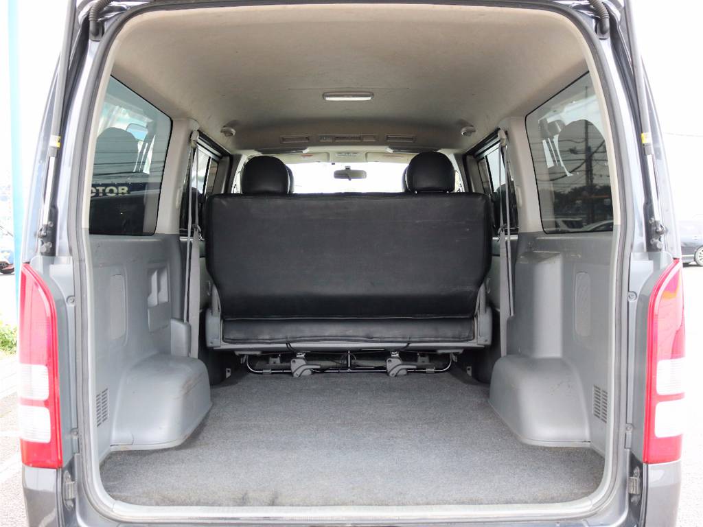 セカンドシートを出した状態でも、とても広い荷室スペースが確保されており、車中泊から趣味など、様々な用途にお使い頂けます♪