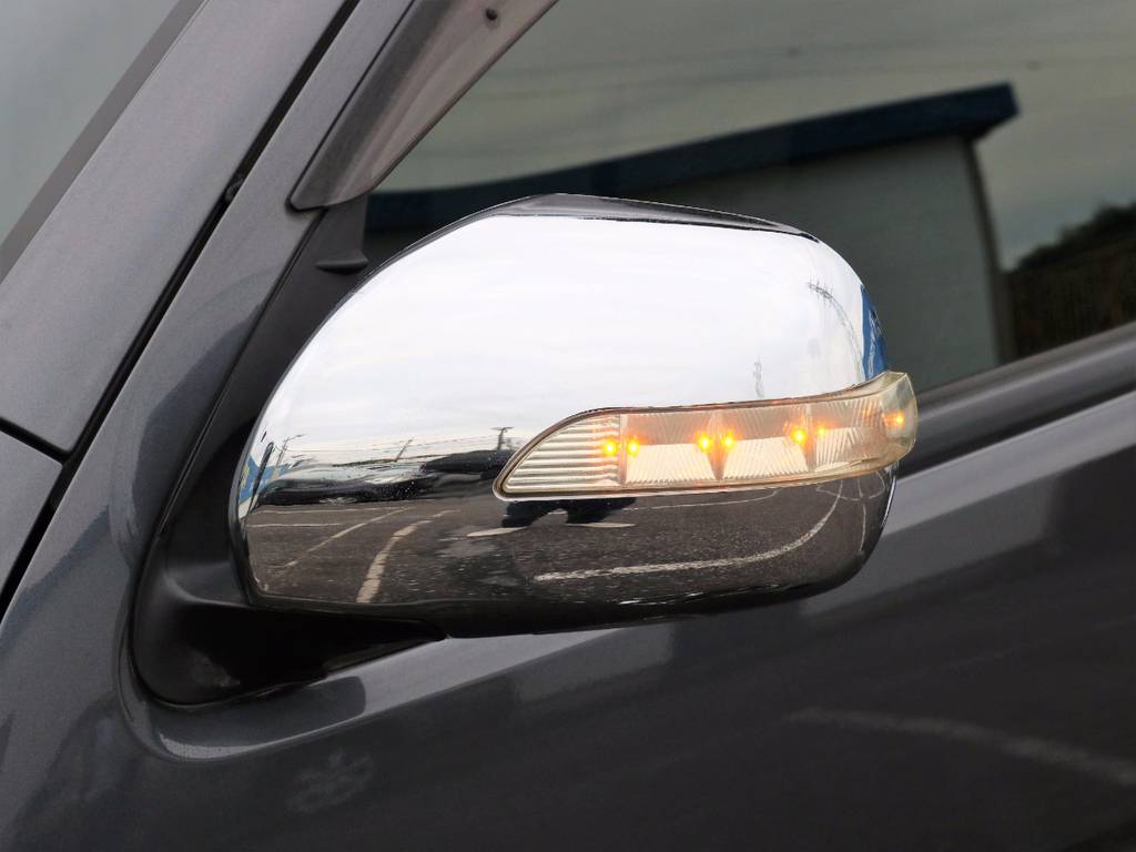 ＬＥＤドアミラーウインカーを装備！メッキタイプをチョイスしているので、違和感がないところがポイントですね♪