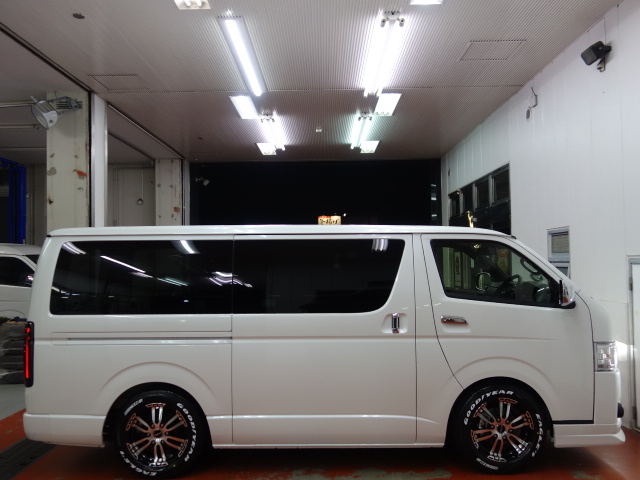 新車ハイエースＶダークプライム２０００ガソリンナビベットＫＩＴパッケージ入庫致しました！！