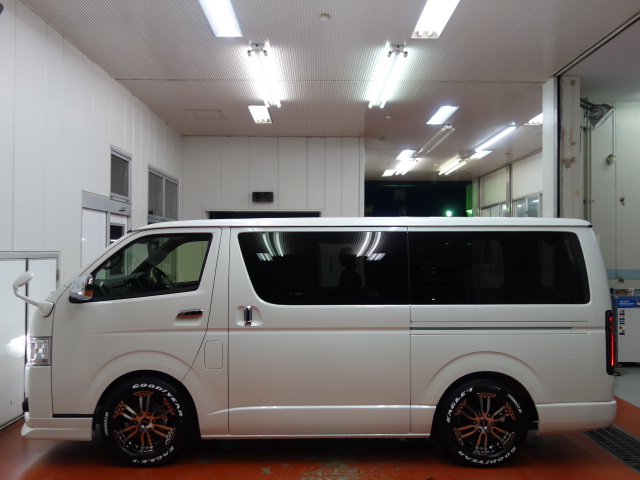 新車ハイエースＶダークプライム２０００ガソリンナビベットＫＩＴパッケージ入庫致しました！！