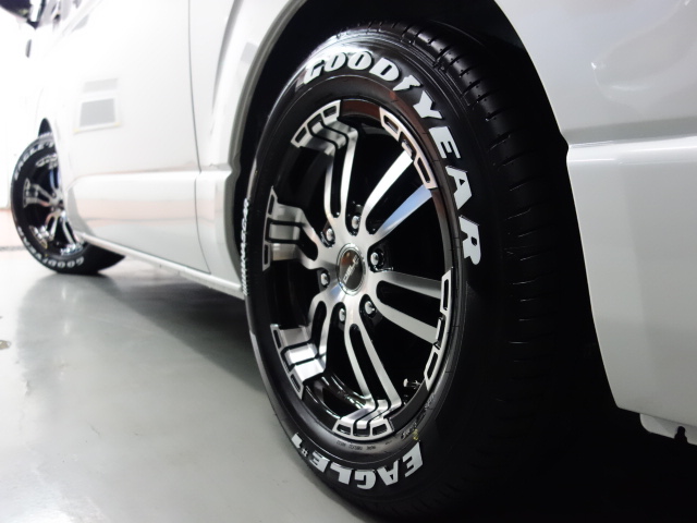 新車ハイエースＶダークプライム２０００ガソリンナビベットＫＩＴパッケージ入庫致しました！！
