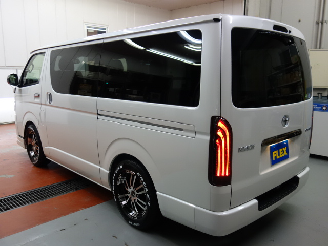 新車ハイエースＶダークプライム２０００ガソリンナビベットＫＩＴパッケージ入庫致しました！！
