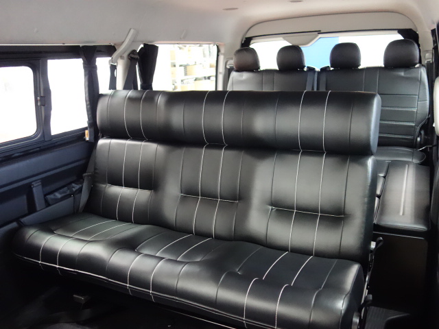 オリジナル内装架装「アレンジＡＳ」専用の3人掛けベンチシートはフルフラットや対面にもアレンジ可能です♪