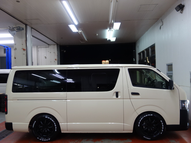 新型ハイエースＶＤＸスポーツパッケージ完成致しました！！マッドブラック×ライトイエローのシンプルカスタム済みの１台！！