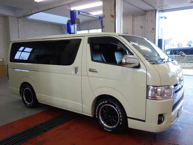 ２９年式ハイエースＶスーパーＧＬ希少ライトイエローディーゼル４ＷＤカスタム車両入庫致しました！！床張り、ベットＫＩＴ、サブバッテリー装備！！