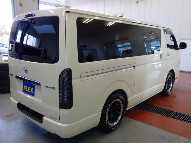 ２９年式ハイエースＶスーパーＧＬ希少ライトイエローディーゼル４ＷＤカスタム車両入庫致しました！！床張り、ベットＫＩＴ、サブバッテリー装備！！