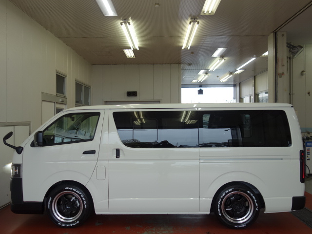 新車ハイエースＶ、ＤＸ５ドア人気のスポーツパッケージ完成致しました！！ホワイト×マッドブラックに拘り作成した１台！！お仕事にも最適な１台！！