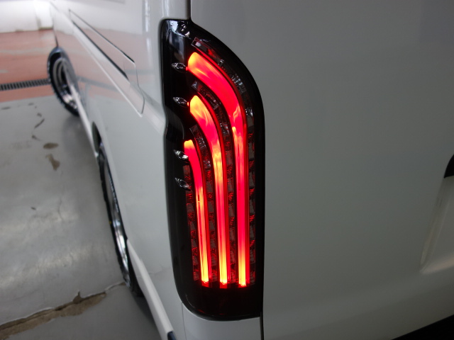 新車ハイエースＶ、ＤＸ５ドア人気のスポーツパッケージ完成致しました！！ホワイト×マッドブラックに拘り作成した１台！！お仕事にも最適な１台！！