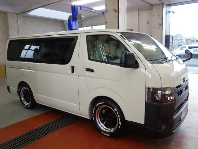 新車ハイエースＶ、ＤＸ５ドア人気のスポーツパッケージ完成致しました！！ホワイト×マッドブラックに拘り作成した１台！！お仕事にも最適な１台！！