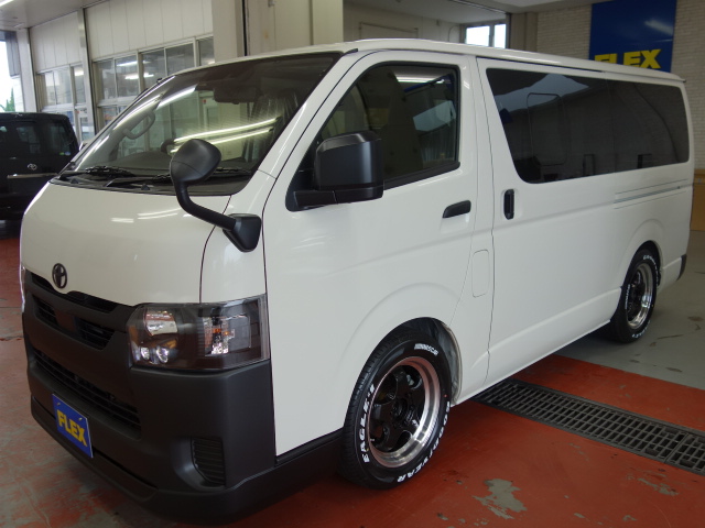 新車ハイエースＶ、ＤＸ５ドア人気のスポーツパッケージ完成致しました！！ホワイト×マッドブラックに拘り作成した１台！！お仕事にも最適な１台！！