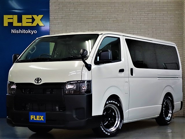 新車ハイエースＶ、ＤＸ５ドア人気のスポーツパッケージ完成致しました！！ホワイト×マッドブラックに拘り作成した１台！！お仕事にも最適な１台！！