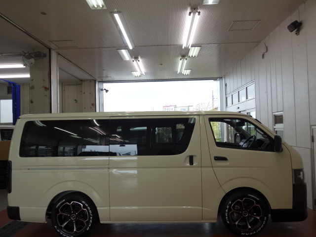 新車ハイエースＶ、ＤＸロング５ドアライトイエロースポーツパッケージ完成致しました！！ライトイエロー×マッドブラックに拘り作成した１台！！