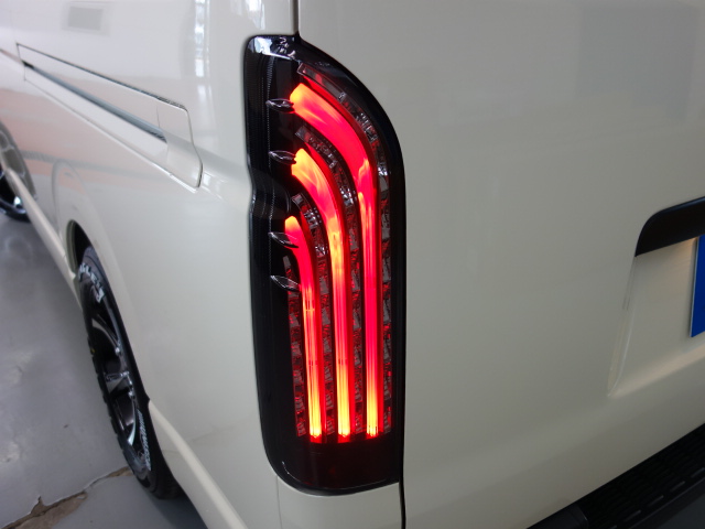 新車ハイエースＶ、ＤＸロング５ドアライトイエロースポーツパッケージ完成致しました！！ライトイエロー×マッドブラックに拘り作成した１台！！