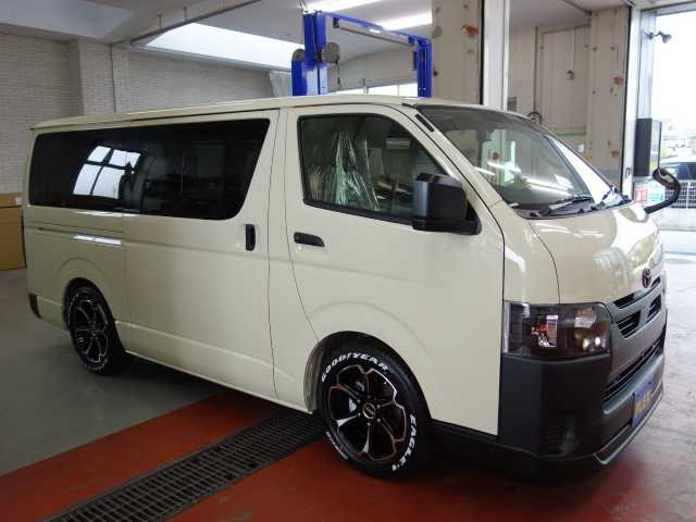 新車ハイエースＶ、ＤＸロング５ドアライトイエロースポーツパッケージ完成致しました！！ライトイエロー×マッドブラックに拘り作成した１台！！
