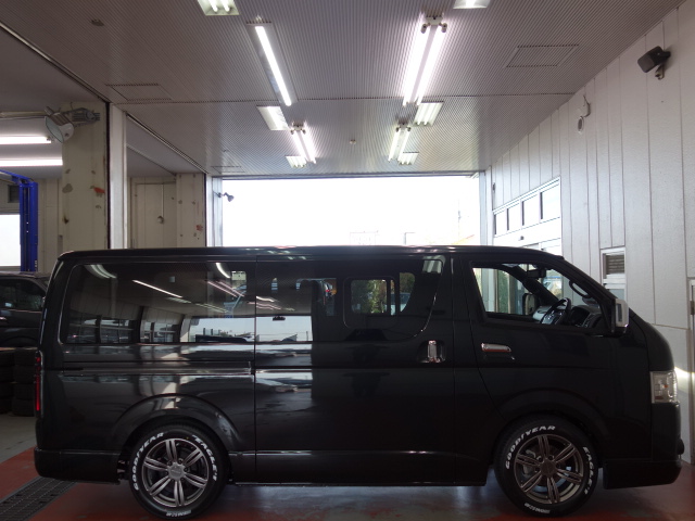 新車ハイエースＶダークプライムⅡ２０００ガソリン２ＷＤお仕事にも最適なリア全面床張り施工済みです！！即納車もご対応可能になります！！