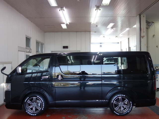 新車ハイエースＶダークプライムⅡ２０００ガソリン２ＷＤお仕事にも最適なリア全面床張り施工済みです！！即納車もご対応可能になります！！