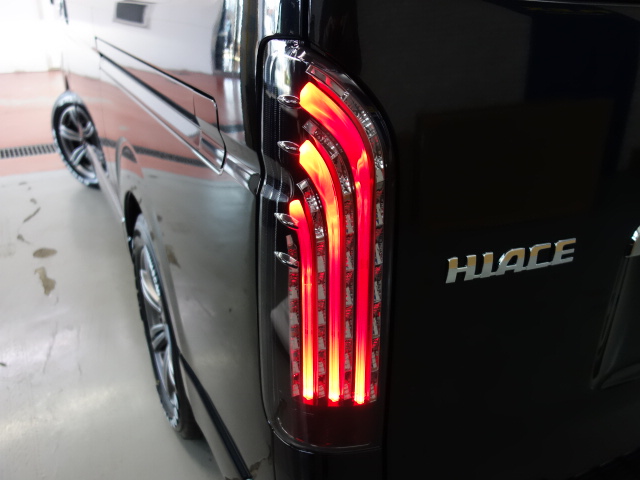 新車ハイエースＶダークプライムⅡ２０００ガソリン２ＷＤお仕事にも最適なリア全面床張り施工済みです！！即納車もご対応可能になります！！