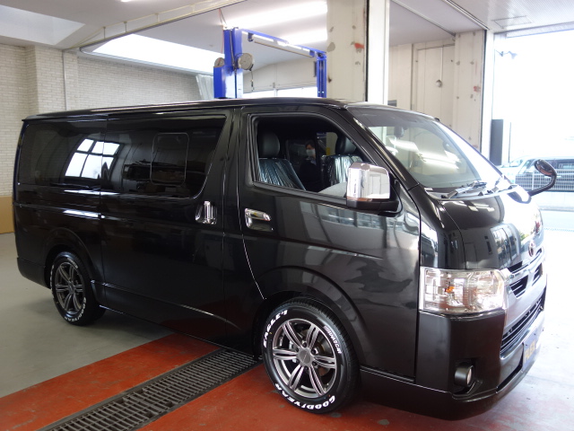 新車ハイエースＶダークプライムⅡ２０００ガソリン２ＷＤお仕事にも最適なリア全面床張り施工済みです！！即納車もご対応可能になります！！