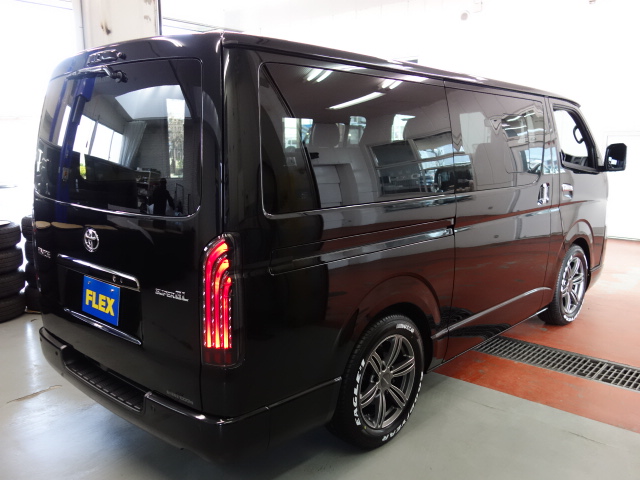 新車ハイエースＶダークプライムⅡ２０００ガソリン２ＷＤお仕事にも最適なリア全面床張り施工済みです！！即納車もご対応可能になります！！