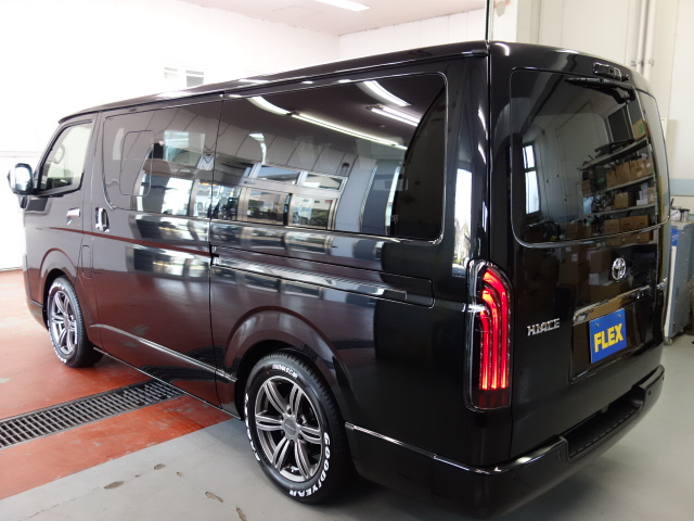 新車ハイエースＶダークプライムⅡ２０００ガソリン２ＷＤお仕事にも最適なリア全面床張り施工済みです！！即納車もご対応可能になります！！