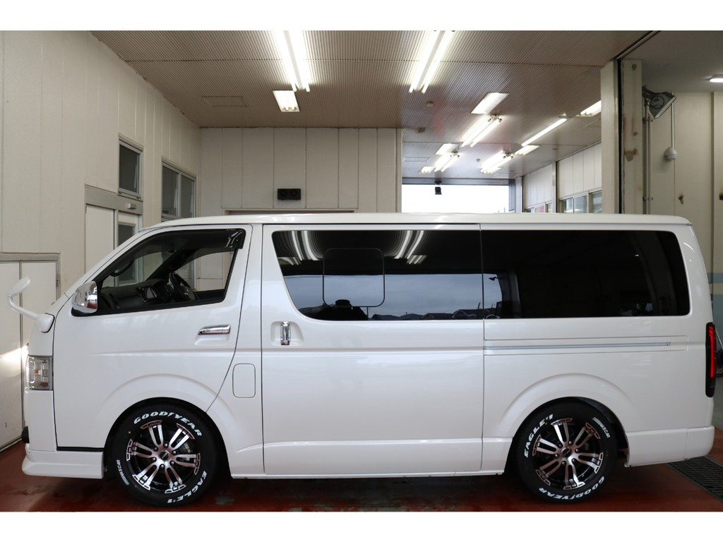 令和２年式ハイエースＶダークプライムⅡ２０００ガソリンカスタム車両入庫致しました！！外装、内装コンプリート済みの１台！！店頭在庫車、即納車もご対応可能になります！！