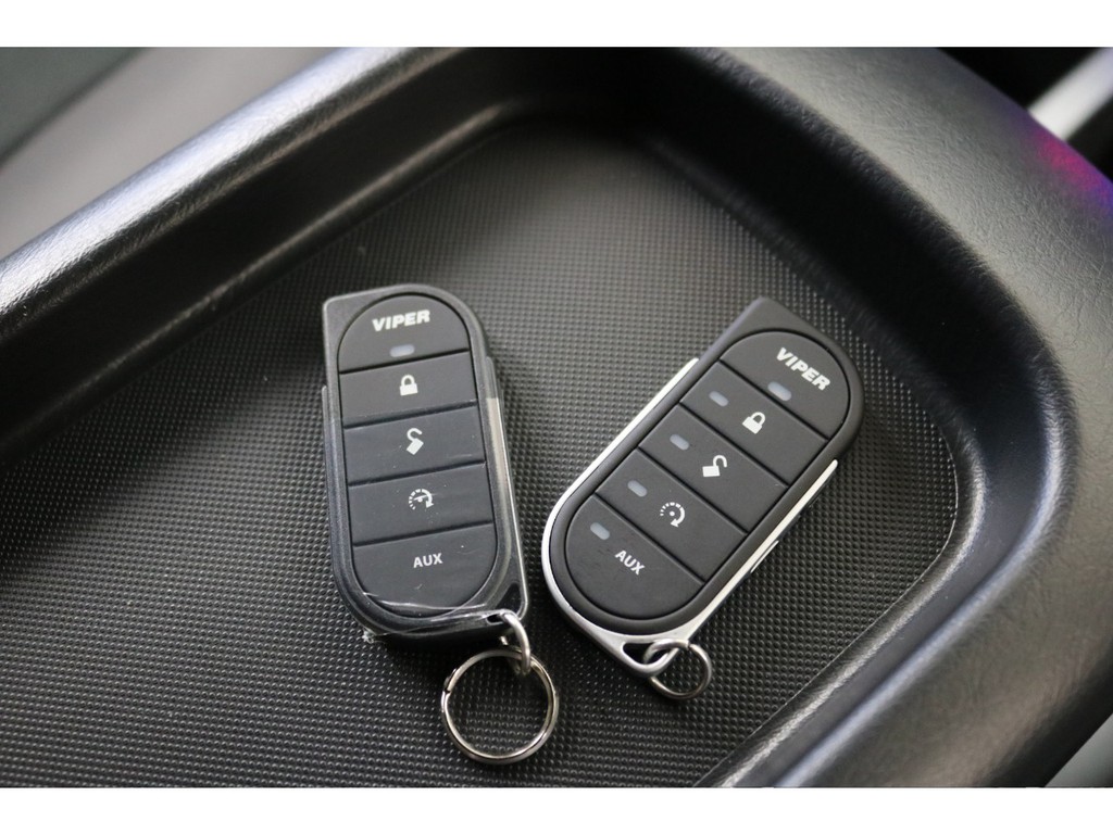 令和３年式ハイエースＶダークプライムⅡ２８００ディーゼルターボ４ＷＤブラックエディション入庫！！床張り施工ベットＫＩＴデットニング施工済み！！非常にお買い得な１台！！