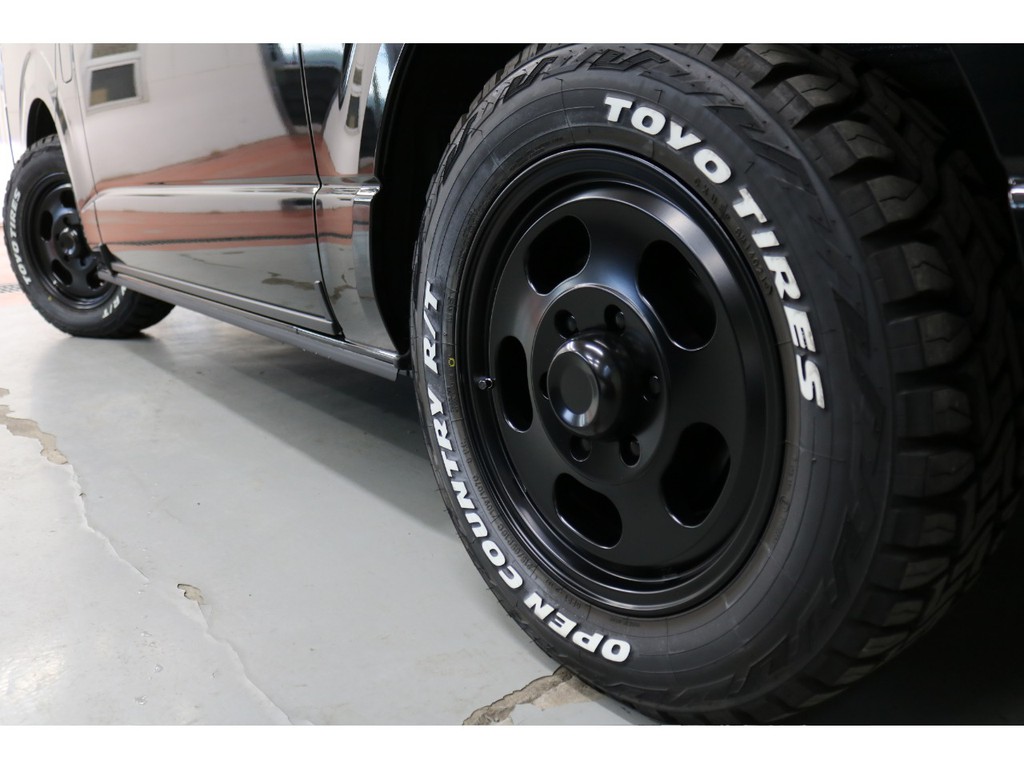 令和３年式ハイエースＶダークプライムⅡ２８００ディーゼルターボ４ＷＤブラックエディション入庫！！床張り施工ベットＫＩＴデットニング施工済み！！非常にお買い得な１台！！