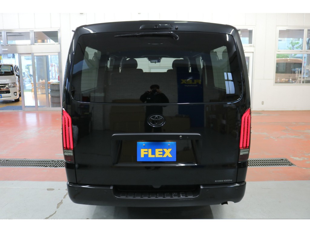 令和３年式ハイエースＶダークプライムⅡ２８００ディーゼルターボ４ＷＤブラックエディション入庫！！床張り施工ベットＫＩＴデットニング施工済み！！非常にお買い得な１台！！