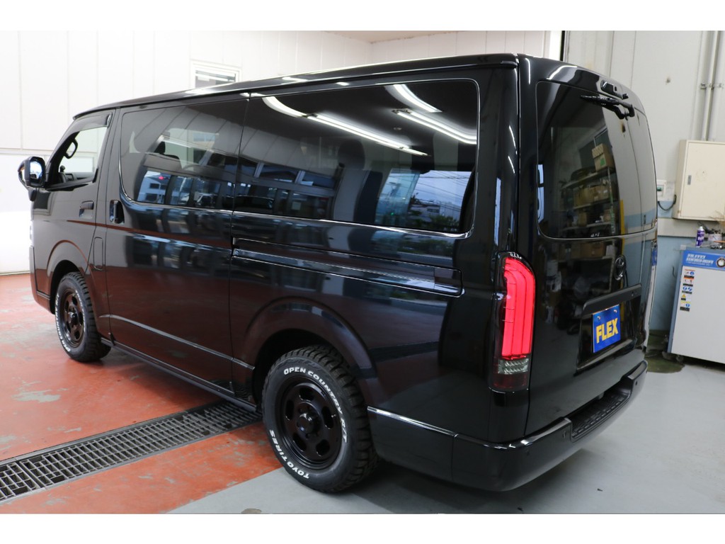 令和３年式ハイエースＶダークプライムⅡ２８００ディーゼルターボ４ＷＤブラックエディション入庫！！床張り施工ベットＫＩＴデットニング施工済み！！非常にお買い得な１台！！