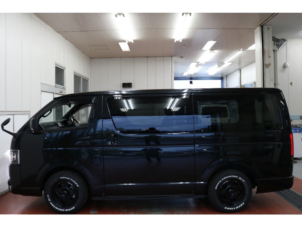 令和３年式ハイエースＶダークプライムⅡ２８００ディーゼルターボ４ＷＤブラックエディション入庫！！床張り施工ベットＫＩＴデットニング施工済み！！非常にお買い得な１台！！