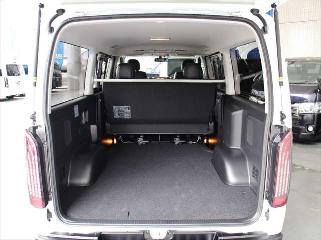 お車のドレスアップもお任せください。アルミホイール、エアロパーツ、ナビ、各種モニター、ＥＴＣ、バックカメラなど各メーカー取り扱い！取り付けも格安にて承ります。。