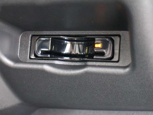 お車のドレスアップもお任せください。アルミホイール、エアロパーツ、ナビ、各種モニター、ＥＴＣ、バックカメラなど各メーカー取り扱い！取り付けも格安にて承ります。