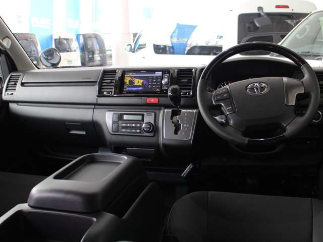 埼玉県桶川市に、ハイエース専門の新車・中古車の展示場を展開！人気のグレード・年式をその場で見比べられます！店頭に並んでいない在庫もご用意できますので皆様のご来場、お問い合わせをお待ちしております。