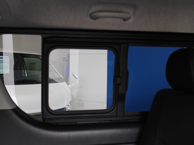 お車のドレスアップもお任せください。アルミホイール、エアロパーツ、ナビ、各種モニター、ＥＴＣ、バックカメラなど各メーカー取り扱い！取り付けも格安にて承ります。