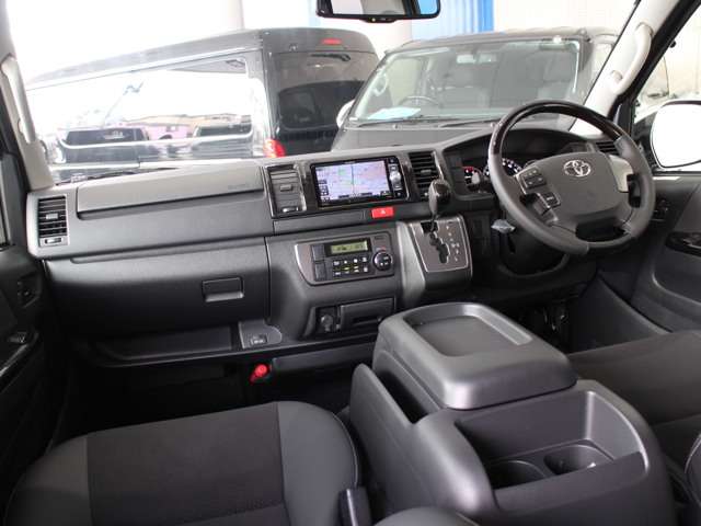 お車のドレスアップもお任せください。アルミホイール、エアロパーツ、ナビ、各種モニター、ＥＴＣ、バックカメラなど各メーカー取り扱い！取り付けも格安にて承ります。