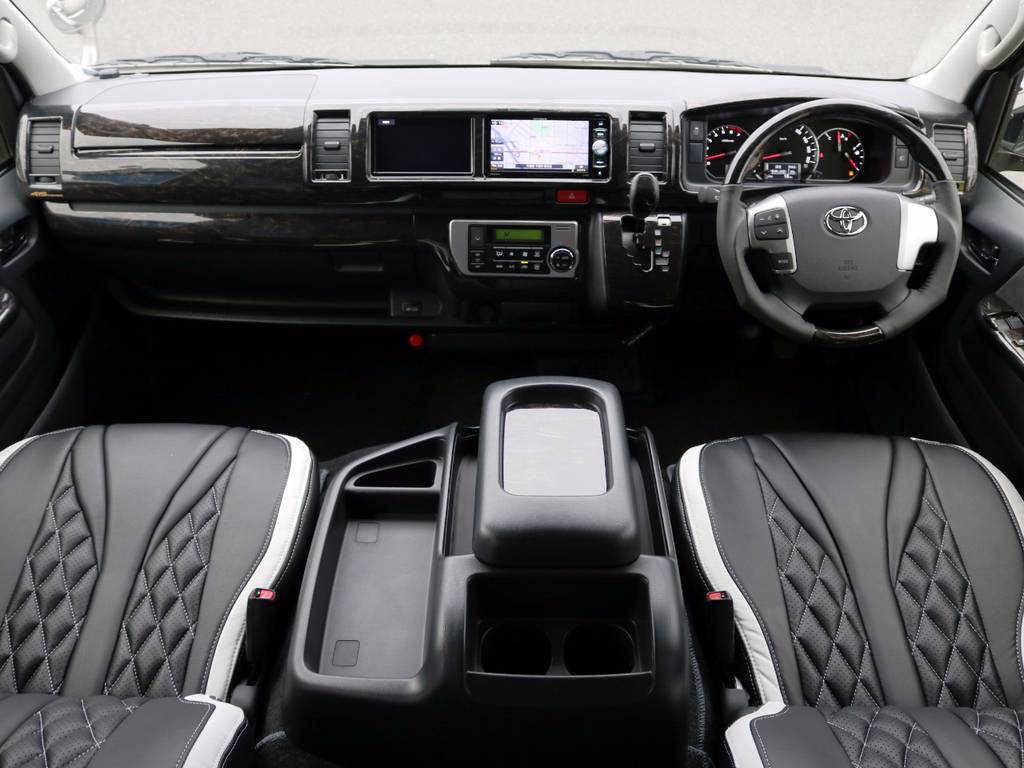 内外装ゴージャスな仕上がりのお車です♪