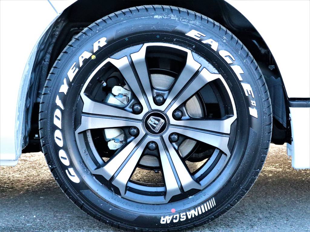 足元はFLEXオリジナルカラーバルベロ17in/ナスカータイヤ！