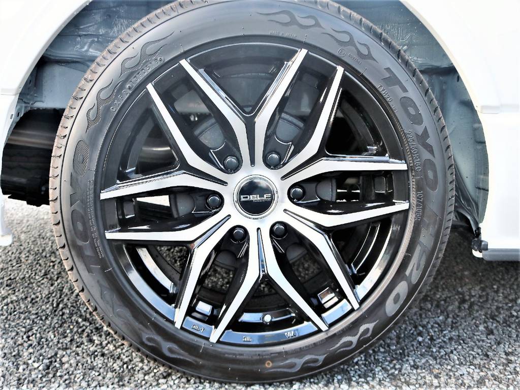 FLEXオリジナル18インチDELF01＆TOYO H20 LTタイヤを組合わせました！リーガルフェンダー装着で荷重、ハミ出しともに対策済みです！