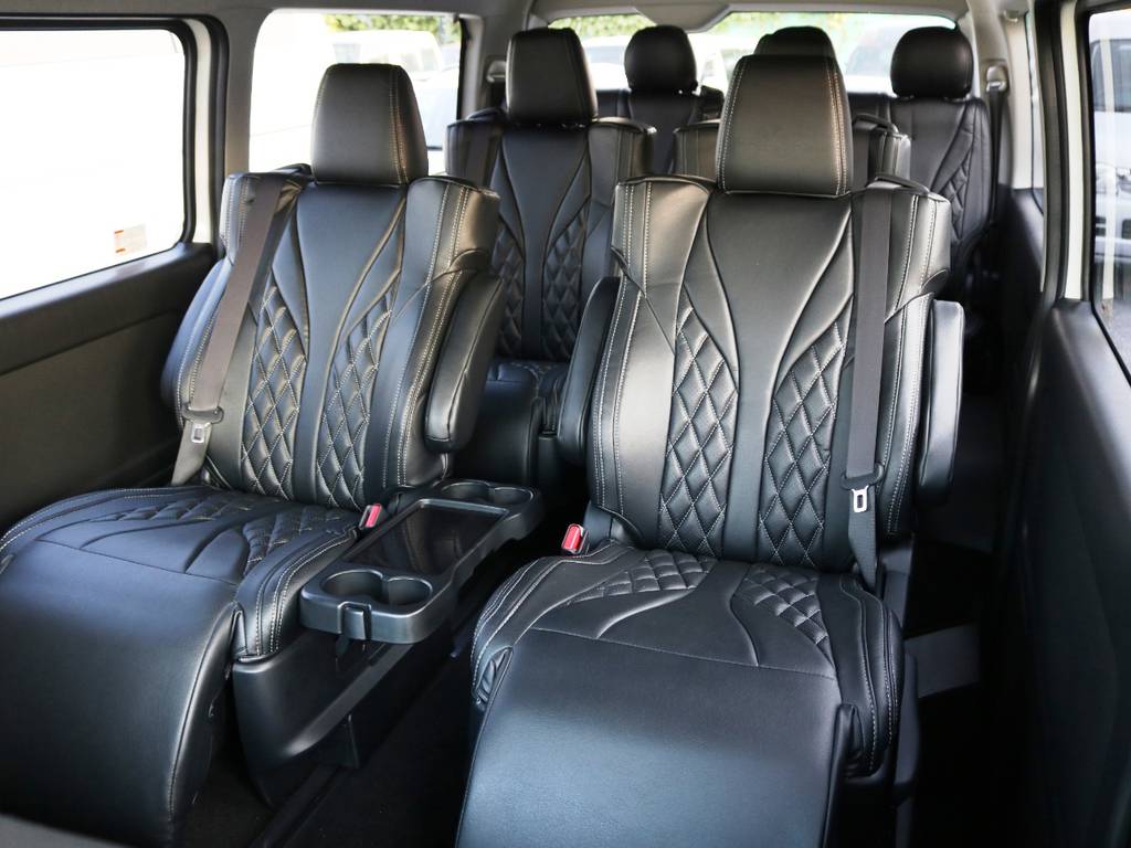 オットマン付きキャプテンシート４脚搭載の特別架装車！