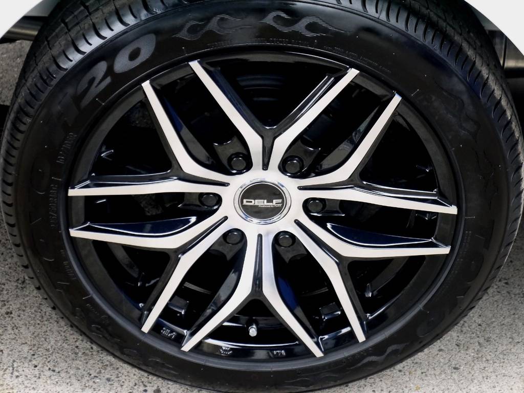 足元にはフレックスオリジナル Ｄｅｌｆ０１ １８インチにＴＯＹＯ Ｈ２０タイヤをインストール！！