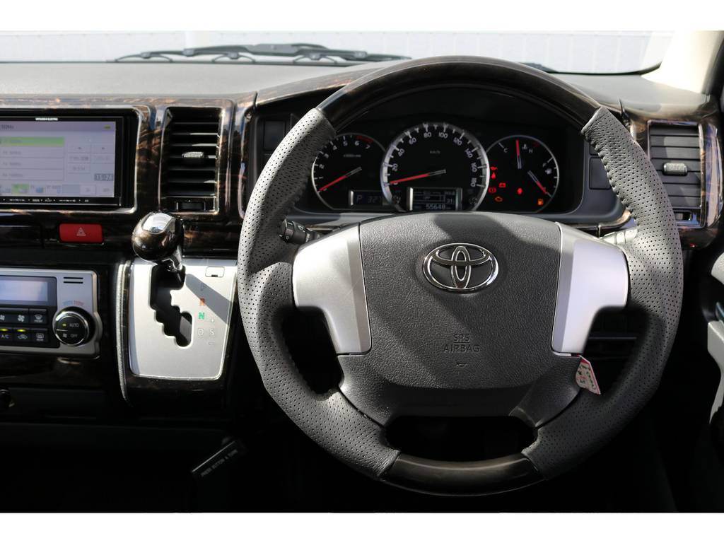 ガングリップタイプのステアリングは握りやすさ抜群で運転しやすいですよ！