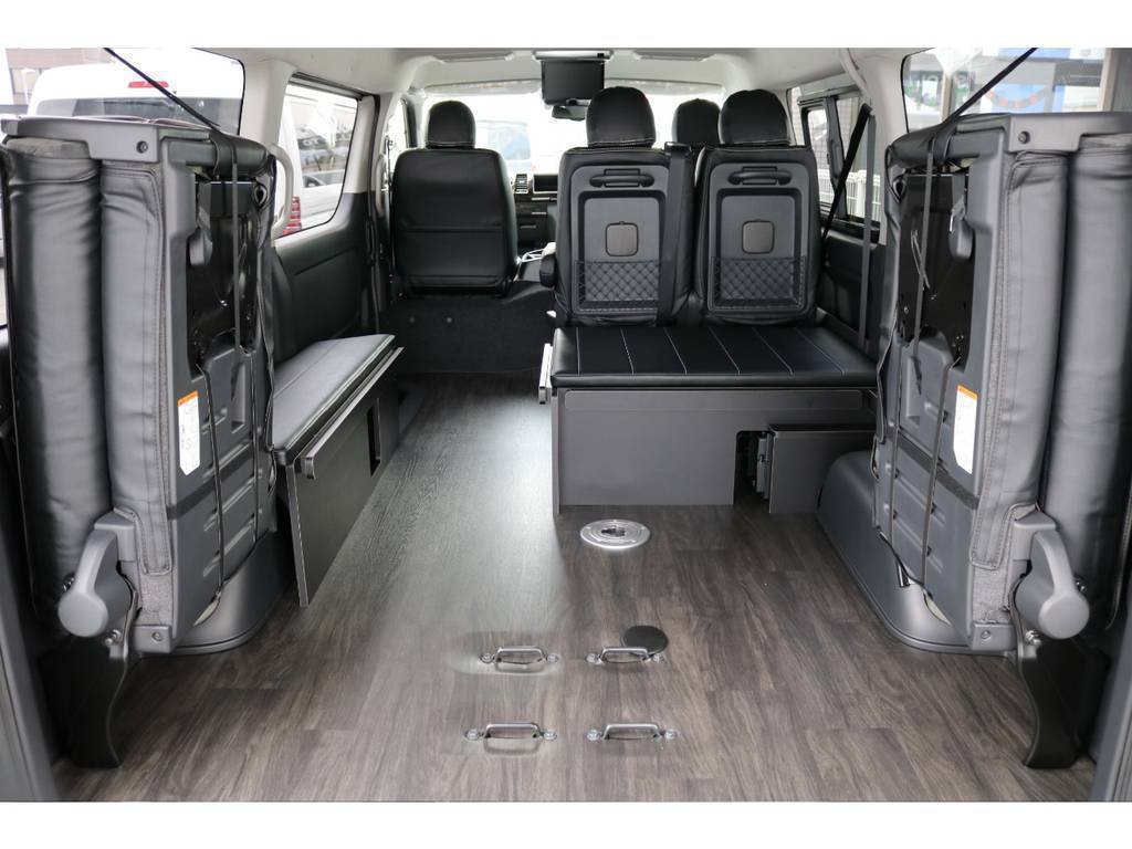 FLEXオリジナル黒革調シートカバーは全シート装着されており、高級感があってオシャレな車内に仕上がっています。