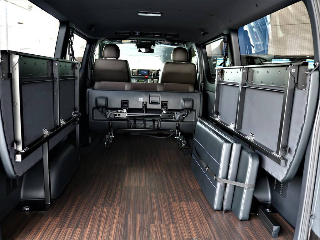 セカンドシート・ベッドキット跳ね上げ可能です！　荷室スペースとしてもご使用頂けます！